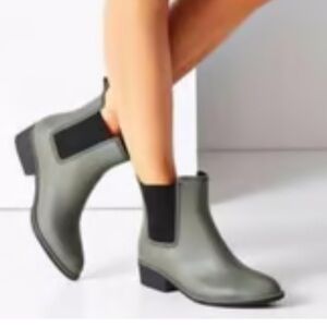 Urban Outfitters Chelsea Ankle Rain Boots 9